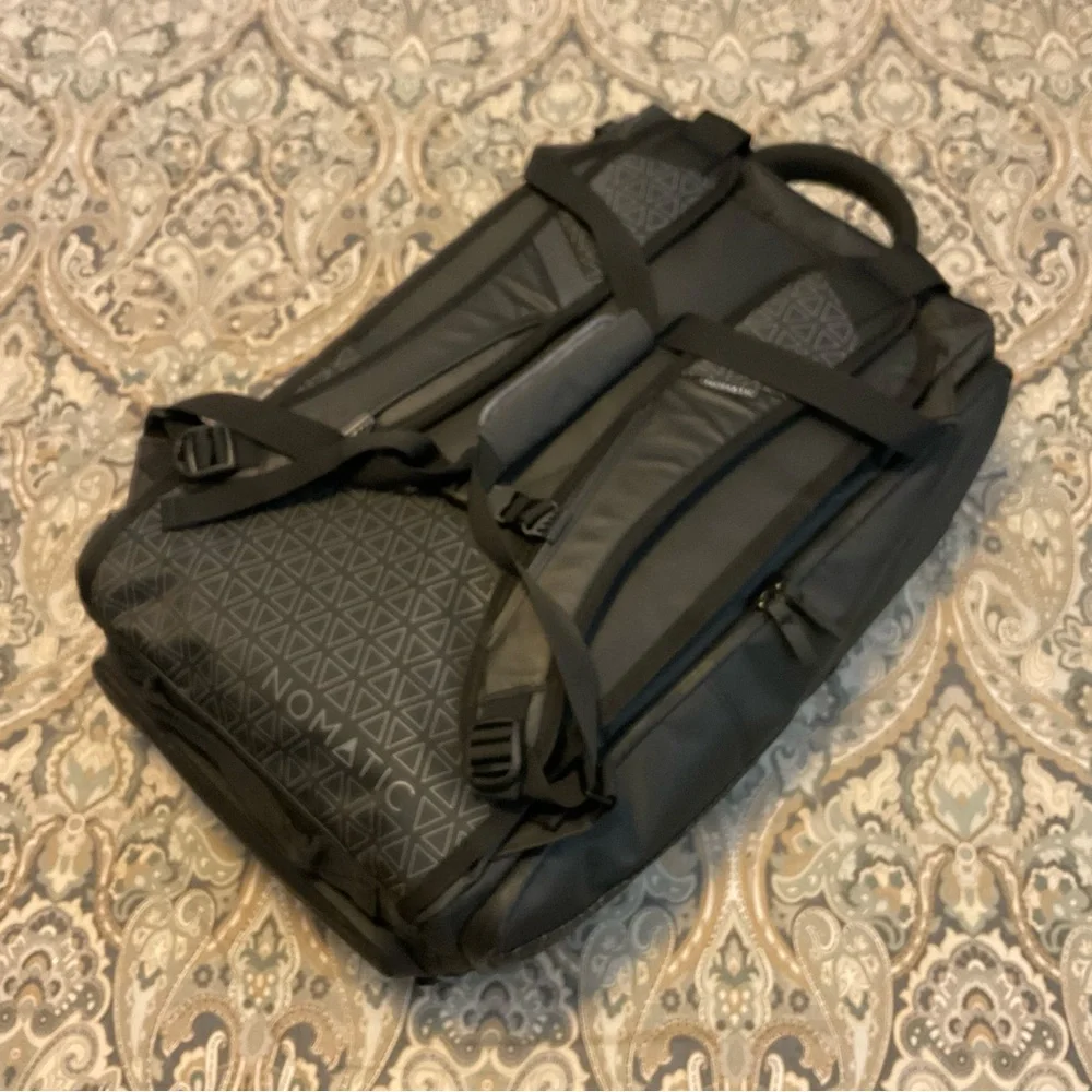 Like New Nomatic Travel Bag 40L + Laundry Bag+ Waist Strap Used 1x